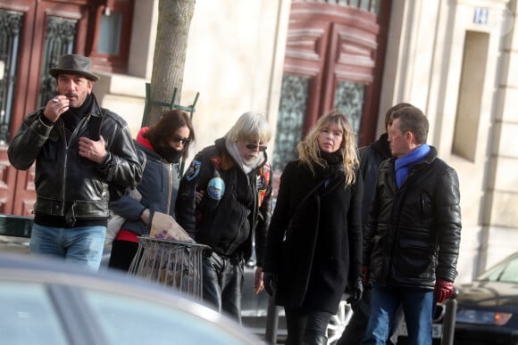 Lolita Séchan et son père le chanteur Renaud, Romane Serda et des amis aux obsèques de Thierry Séchan (frère du chanteur Renaud) au cimetière du Montparnasse à Paris le 16 janvier 2019