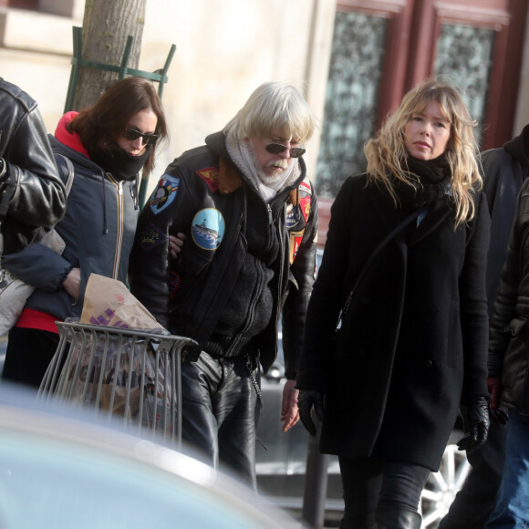 Lolita Séchan et son père le chanteur Renaud, Romane Serda et des amis aux obsèques de Thierry Séchan (frère du chanteur Renaud) au cimetière du Montparnasse à Paris le 16 janvier 2019