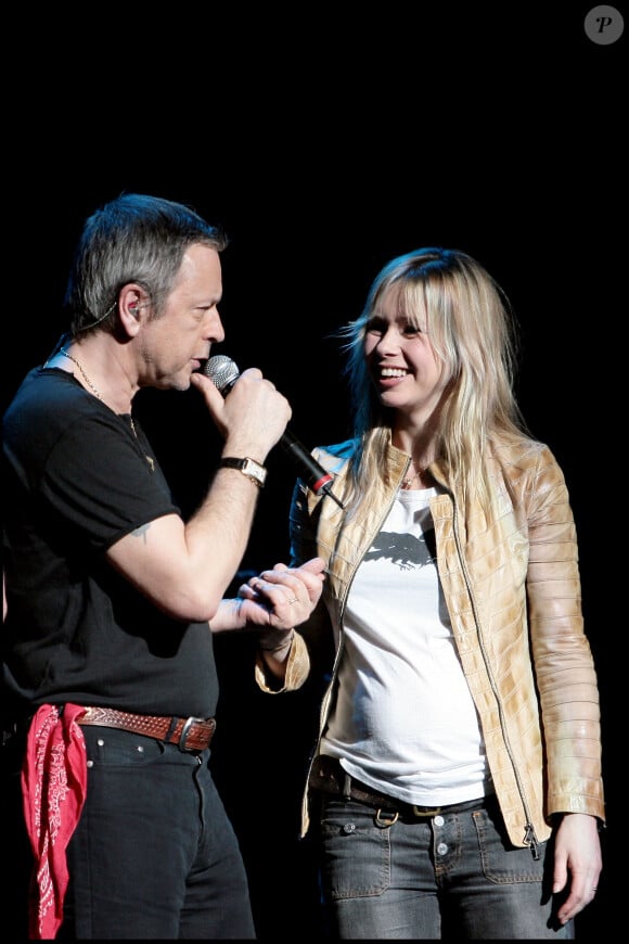 Renaud et Romane Serda enceinte au concert Libertad au Zenith de Rouen en soutien à Ingrid Betancourt et aux autres otages colombiens.