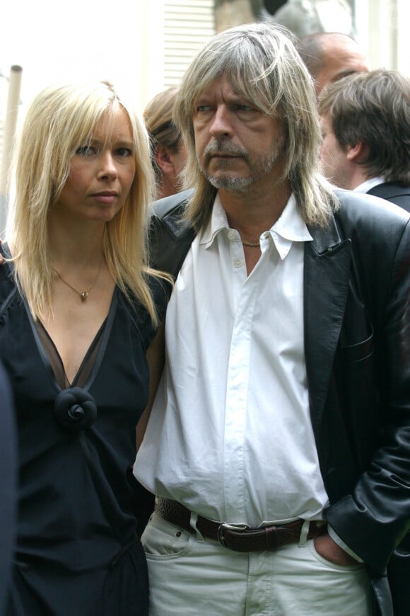 Le chanteur Renaud et Romane Serda lors du coup d'envoi de la 23ème Fête de la musique dans les jardins de la direction de la musique du ministère de la Culture à Paris, France, le 21 juin 2004.