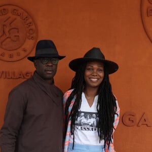 Le couple s'est laissé entraîner dans la joie et la bonne humeur par la musique qui résonnait 
Lilian Thuram et sa femme Kareen Guiock Thuram - Célébrités au village des Internationaux de France de tennis de Roland Garros 2024 à Paris le 7 juin 2024. © Jacovides-Moreau/Bestimage