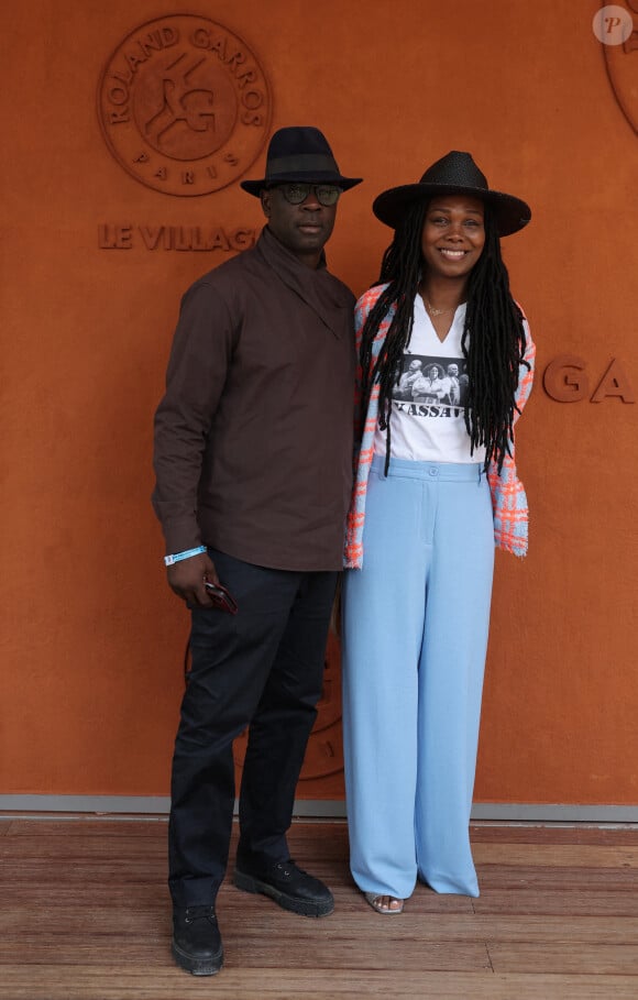 Le couple s'est laissé entraîner dans la joie et la bonne humeur par la musique qui résonnait 
Lilian Thuram et sa femme Kareen Guiock Thuram - Célébrités au village des Internationaux de France de tennis de Roland Garros 2024 à Paris le 7 juin 2024. © Jacovides-Moreau/Bestimage