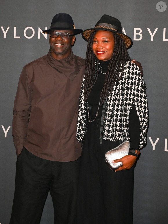 Offrant une rare et belle danse en amoureux au public !
Lilian Thuram et sa femme Kareen Guiock à la première du film "Babylon" au cinéma Le Grand Rex à Paris, France, le 14 janvier 2023. © Coadic Guirec/Bestimage