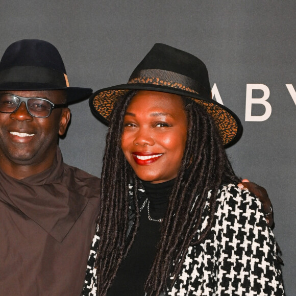 Offrant une rare et belle danse en amoureux au public !
Lilian Thuram et sa femme Kareen Guiock à la première du film "Babylon" au cinéma Le Grand Rex à Paris, France, le 14 janvier 2023. © Coadic Guirec/Bestimage