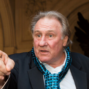 Gérard Depardieu explose de colère face à une journaliste de RTL qui lui posait des questions trop privées, lors d'une cérémonie à l'hôtel de Ville de Bruxelles, honorant sa carrière cinématographique.