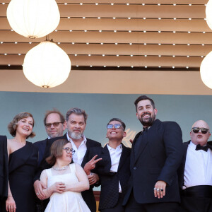 Iris Knobloch, Clovis Cornillac, Artus, Marc Riso et l'équipe du film "Un p'tit truc en plus" à la montée des marches du film " Le comte de Monte-Cristo " lors du 77ème Festival International du Film de Cannes, au Palais des Festivals à Cannes, le 22 mai 2024