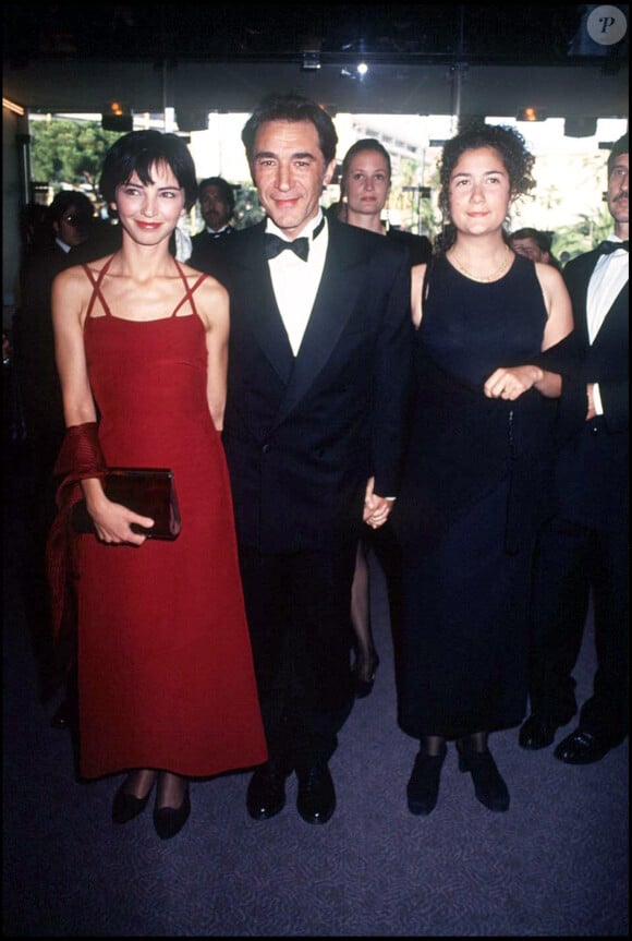 Inès de Medeiros et Richard Berry et sa fille Coline présentent "Le joueur de violon" au Festival de Cannes