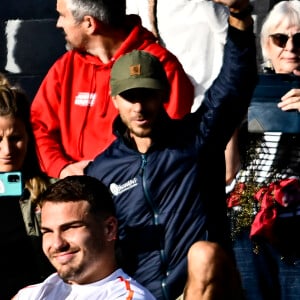 Antoine Dupont avec la Flamme Olympique - La Flamme Olympique (JO 2024) arrive en Haute-Garonne et traverse la Ville de Toulouse et finit dans le stade d'Ernest-Wallon le 17 mai 2024. © Thierry Breton / Panoramic / Bestimage