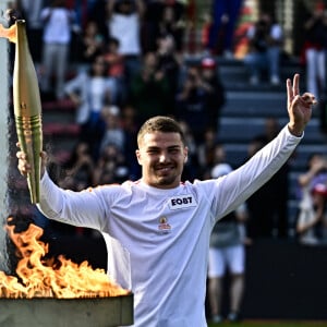 Antoine Dupont allume Le Chaudron Olympique - La Flamme Olympique (JO 2024) arrive en Haute-Garonne et traverse la Ville de Toulouse et finit dans le stade d'Ernest-Wallon le 17 mai 2024. © Thierry Breton / Panoramic / Bestimage