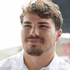 Antoine Dupont, capitaine de l'équipe de France, lors du Forum des Territoires positifs organisé par l'Institut de l'Economie Positive au stade de la Méditerranée Raoul Barriere, à Béziers, France, le 30 juin 2023. Dernière apparition publique d'Antoine Dupont et Fabien Galthié avant la coupe du Monde de Rugby qui aura lieu en France du 8 septembre au 28 octobre 2023. © Valentina Claret/Panoramic/Bestimage