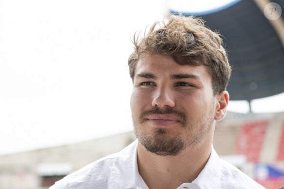 Antoine Dupont, capitaine de l'équipe de France, lors du Forum des Territoires positifs organisé par l'Institut de l'Economie Positive au stade de la Méditerranée Raoul Barriere, à Béziers, France, le 30 juin 2023. Dernière apparition publique d'Antoine Dupont et Fabien Galthié avant la coupe du Monde de Rugby qui aura lieu en France du 8 septembre au 28 octobre 2023. © Valentina Claret/Panoramic/Bestimage