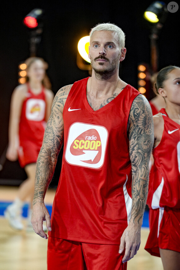 Tony Parker et Matt Pokora (M.Pokora) s’affrontent lors d’un match de basket par équipes dans le cadre d’une animation Radio Scoop au Gymnase Mado Bonnet à Lyon le 26 octobre 2023.