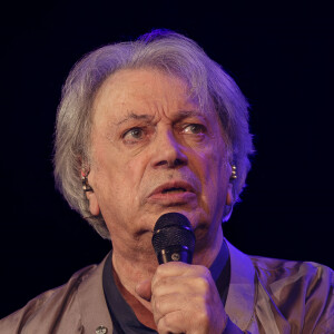 Hervé Vilard en concert au Théâtre Sébastopol à Lille. Le 10 avril 2024.