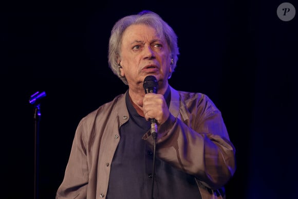 Hervé Vilard en concert au Théâtre Sébastopol à Lille. Le 10 avril 2024.