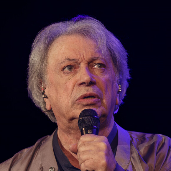 Hervé Vilard en concert au Théâtre Sébastopol à Lille. Le 10 avril 2024.