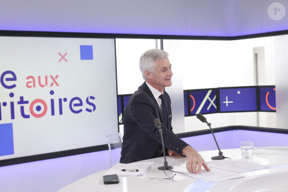 Exclusif - Raphaël Glucksmann sur le plateau de l'émission " Face aux territoires " présentée pa C.Viguier dans les studios de TV5 Monde à Paris, France, le 02 mai 2024. © Jack Tribeca/Bestimage