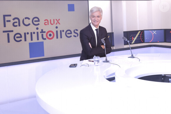 Exclusif - Cyril Viguier sur le plateau de l'émission "Face aux territoires" présentée par C.Viguier dans les studios de TV5 Monde à Paris, France, le 22 février 2024. © Jack Tribeca/Bestimage 