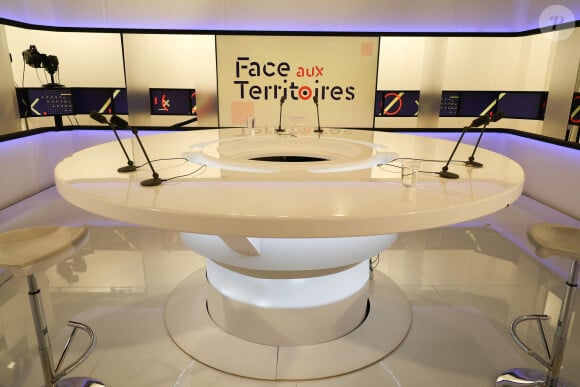 Exclusif - Plateau de l'émission "Face aux territoires" présentée par C.Viguier dans les studios de TV5 Monde à Paris, France, le 17 mai 2023; © Coadic Guirec/Bestimage 