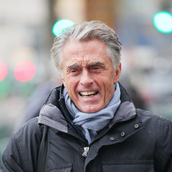 Gérard Holtz à la sortie de l'émission "Les Grosses Têtes" aux studios RTL à Neuilly-sur-Seine, France, le 21 novembre 2022. © Jonathan Rebboah/Panoramic/Bestimage 