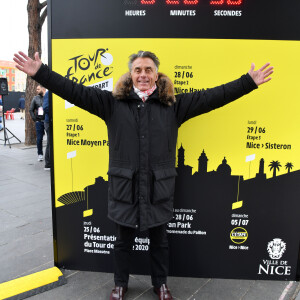 Gérard Holtz - Christian Estrosi, le maire de Nice, et Gérard Holtz assistent au dévoilement du compte à rebours Tissot du Grand Départ du Tour de France au marché de Noël à Nice, le 11 décembre 2019. En juin prochain, la Ville de Nice deviendra la capitale mondiale du cyclisme à l'occasion du Grand Départ du Tour de France 2020. Deux premières étapes s'achèveront sur la Promenade des Anglais les 27 et 28 juin 2020 et la 3ème étape partira de l'Allianz Riviera, le 29 juin 2020. © Bruno Bebert / Bestimage.