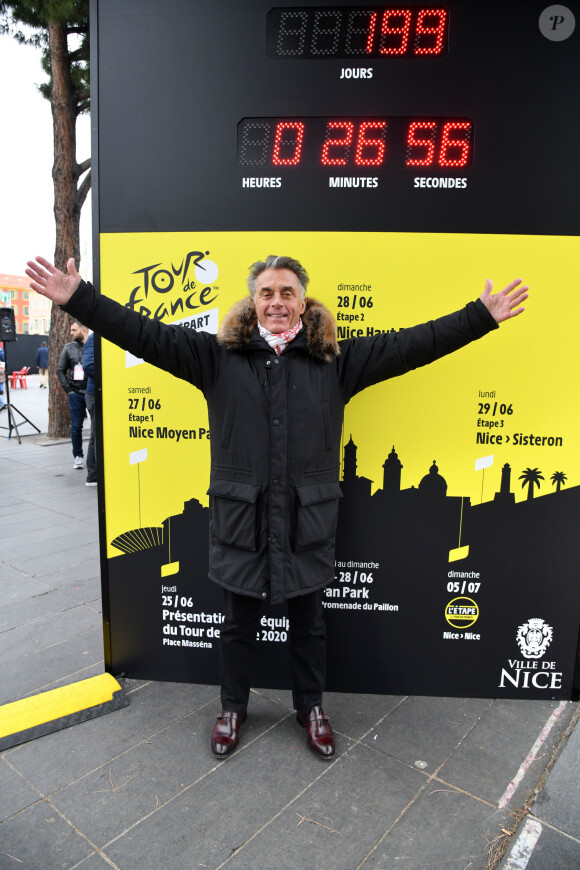 Gérard Holtz - Christian Estrosi, le maire de Nice, et Gérard Holtz assistent au dévoilement du compte à rebours Tissot du Grand Départ du Tour de France au marché de Noël à Nice, le 11 décembre 2019. En juin prochain, la Ville de Nice deviendra la capitale mondiale du cyclisme à l'occasion du Grand Départ du Tour de France 2020. Deux premières étapes s'achèveront sur la Promenade des Anglais les 27 et 28 juin 2020 et la 3ème étape partira de l'Allianz Riviera, le 29 juin 2020. © Bruno Bebert / Bestimage.