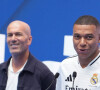 Malheureusement, le joueur de 25 ans ne pourra pas en profiter pour une raison des plus simples : il ne possède pas le permis de conduire ! 
Présentation officielle de Kylian Mbappé, nouvelle recrue du Real Madrid, au stade Santiago Bernabeu à Madrid, le 16 juillet 2024. 