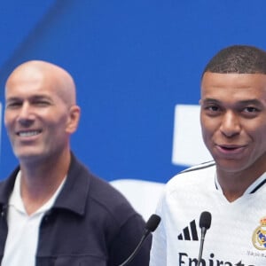 Malheureusement, le joueur de 25 ans ne pourra pas en profiter pour une raison des plus simples : il ne possède pas le permis de conduire ! 
Présentation officielle de Kylian Mbappé, nouvelle recrue du Real Madrid, au stade Santiago Bernabeu à Madrid, le 16 juillet 2024. 