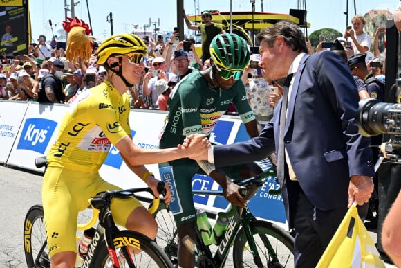 Tadej Pogacar, Biniam Girmay, maillot vert du meilleur grimpeur, et Christian Estrosi - Christian Estrosi, le maire de Nice, et sa femme Laura Tenoudji ont donné le départ de la 20ème étape entre Nice et le Col de la Couillole lors de la 111ème édition du Tour de France, sur le port de Nice, le 20 juillet 2024. © Bruno Bebert/Bestimage 