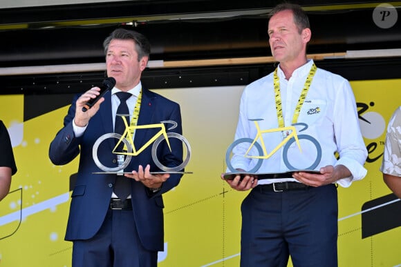 Christian Estrosi et Christian Prudhomme, le directeur du Tour de France, - Christian Estrosi, le maire de Nice, et sa femme Laura Tenoudji ont donné le départ de la 20ème étape entre Nice et le Col de la Couillole lors de la 111ème édition du Tour de France, sur le port de Nice, le 20 juillet 2024. © Bruno Bebert/Bestimage 