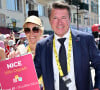  Tout en jaune, la chroniqueuse de Télématin a accompagné son époux pour remettre le trophée au vainqueur
Christian Estrosi, le maire de Nice, et sa femme Laura Tenoudji ont donné le départ de la 20ème étape entre Nice et le Col de la Couillole lors de la 111ème édition du Tour de France, sur le port de Nice, le 20 juillet 2024. © Bruno Bebert/Bestimage 