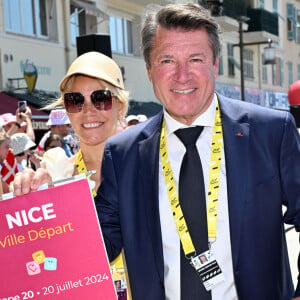  Tout en jaune, la chroniqueuse de Télématin a accompagné son époux pour remettre le trophée au vainqueur
Christian Estrosi, le maire de Nice, et sa femme Laura Tenoudji ont donné le départ de la 20ème étape entre Nice et le Col de la Couillole lors de la 111ème édition du Tour de France, sur le port de Nice, le 20 juillet 2024. © Bruno Bebert/Bestimage 