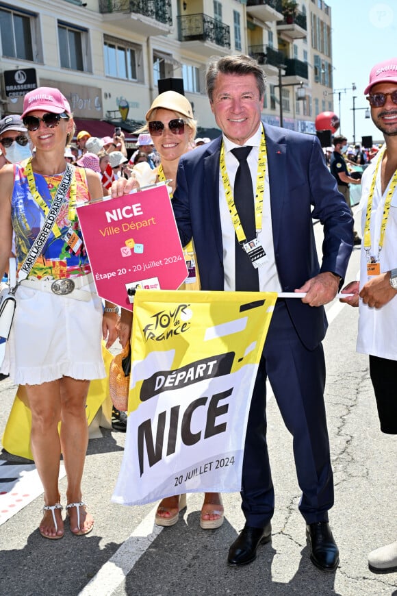  Tout en jaune, la chroniqueuse de Télématin a accompagné son époux pour remettre le trophée au vainqueur
Christian Estrosi, le maire de Nice, et sa femme Laura Tenoudji ont donné le départ de la 20ème étape entre Nice et le Col de la Couillole lors de la 111ème édition du Tour de France, sur le port de Nice, le 20 juillet 2024. © Bruno Bebert/Bestimage 