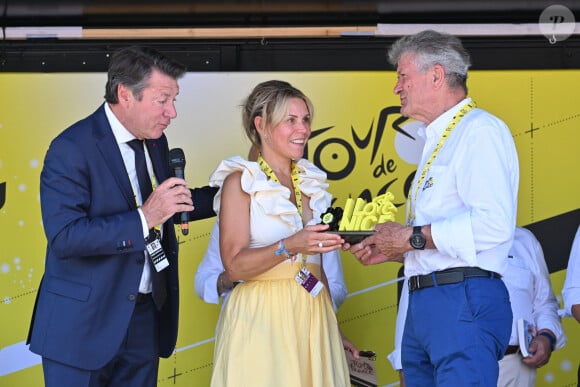 "C'est un Tour de France historique qui s'annonce en 2024 et Nice peut être fière d'avoir été choisie pour en être la ville d'arrivée."
Christian Estrosi, Laura Tenoudji et Bernard Thévenet - Christian Estrosi, le maire de Nice, et sa femme Laura Tenoudji ont donné le départ de la 20ème étape entre Nice et le Col de la Couillole lors de la 111ème édition du Tour de France, sur le port de Nice, le 20 juillet 2024. © Bruno Bebert/Bestimage 