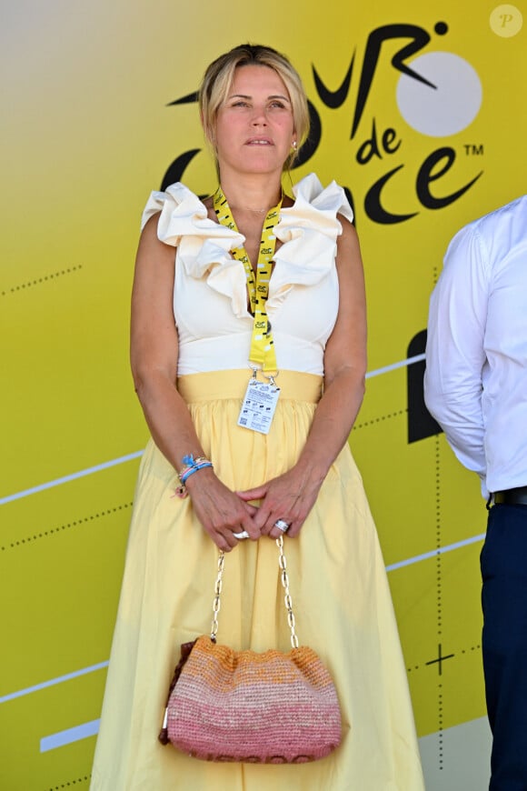 "C'est une grande première dans l'histoire de la Grande Boucle puisque jamais depuis 1905, le Tour de France n'était arrivé ailleurs qu'à Paris" a déclaré le Maire de Nice et papa de Bianca née en 2017
Christian Estrosi, le maire de Nice, et sa femme Laura Tenoudji ont donné le départ de la 20ème étape entre Nice et le Col de la Couillole lors de la 111ème édition du Tour de France, sur le port de Nice, le 20 juillet 2024. © Bruno Bebert/Bestimage 