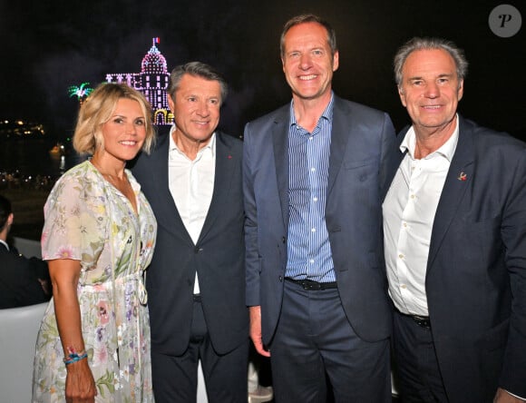 Laura Tenoudji, son mari, Christian Estrosi, le maire de Nice, Christian Prudhomme, le directeur du Tour de France, et Renaud Muselier, le président de la Région PACA, durant la Grande fête sur le quai des Etats-Unis à Nice, la veille du contre la montre final lors de la dernière étape de la 111ème édition du Tour de France, le 20 juillet 2024. Le public a pu profiter d'un concert gratuit d'Ofenbach, duo français le plus streamé au monde, suivi d'un spectacle de drones et de pyrotechnie. © Bruno Bebert/Bestimage 