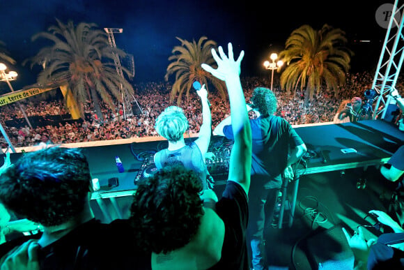 Grande fête sur le quai des Etats-Unis à Nice, la veille du contre la montre final lors de la dernière étape de la 111ème édition du Tour de France, le 20 juillet 2024. Le public a pu profiter d'un concert gratuit d'Ofenbach, duo français le plus streamé au monde, suivi d'un spectacle de drones et de pyrotechnie. © Bruno Bebert/Bestimage 