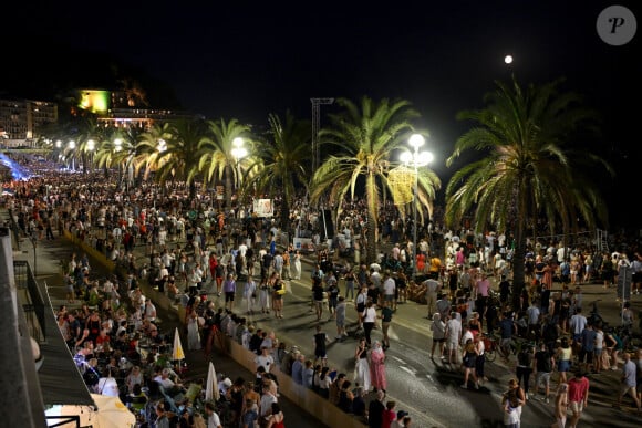 Grande fête sur le quai des Etats-Unis à Nice, la veille du contre la montre final lors de la dernière étape de la 111ème édition du Tour de France, le 20 juillet 2024. Le public a pu profiter d'un concert gratuit d'Ofenbach, duo français le plus streamé au monde, suivi d'un spectacle de drones et de pyrotechnie. © Bruno Bebert/Bestimage 