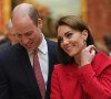 Le prince William et Kate Middleton possèdent un rang très élevé au sein de la famille royale britannique
Le prince William, prince de Galles, et Catherine (Kate) Middleton, princesse de Galles, avec Choo Kyungho, vice-premier ministre coréen et Park Jin, ministre coréen des Affaires étrangères, regardent une exposition spéciale d'objets de la collection royale relative à la République de Corée dans la galerie de photos du palais de Buckingham à Londres, Royaume Uni.