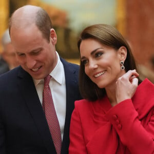 Le prince William et Kate Middleton possèdent un rang très élevé au sein de la famille royale britannique
Le prince William, prince de Galles, et Catherine (Kate) Middleton, princesse de Galles, avec Choo Kyungho, vice-premier ministre coréen et Park Jin, ministre coréen des Affaires étrangères, regardent une exposition spéciale d'objets de la collection royale relative à la République de Corée dans la galerie de photos du palais de Buckingham à Londres, Royaume Uni.