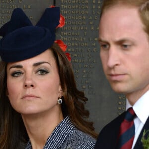 Le prince William et Catherine Kate Middleton, la duchesse de Cambridge lors de la cérémonie de l'ANZAC à Canberra dans le cadre de leur visite officielle en Australie, le 25 avril 2014. Ils ont admiré un mur de coquelicots. 