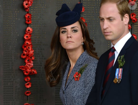 Le prince William et Catherine Kate Middleton, la duchesse de Cambridge lors de la cérémonie de l'ANZAC à Canberra dans le cadre de leur visite officielle en Australie, le 25 avril 2014. Ils ont admiré un mur de coquelicots. 