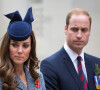 Ils ont par exemple accès à un lieu secret au sein de l'aéroport d'Heathrow
Le prince William et Catherine Kate Middleton, la duchesse de Cambridge lors de la cérémonie de l'ANZAC à Canberra dans le cadre de leur visite officielle en Australie, le 25 avril 2014. Ils ont admiré un mur de coquelicots. 