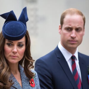 Ils ont par exemple accès à un lieu secret au sein de l'aéroport d'Heathrow
Le prince William et Catherine Kate Middleton, la duchesse de Cambridge lors de la cérémonie de l'ANZAC à Canberra dans le cadre de leur visite officielle en Australie, le 25 avril 2014. Ils ont admiré un mur de coquelicots. 