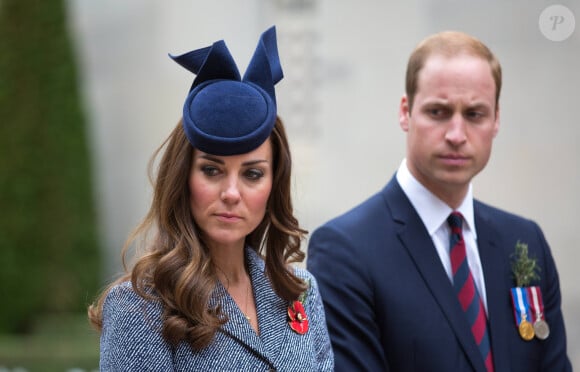 Ils ont par exemple accès à un lieu secret au sein de l'aéroport d'Heathrow
Le prince William et Catherine Kate Middleton, la duchesse de Cambridge lors de la cérémonie de l'ANZAC à Canberra dans le cadre de leur visite officielle en Australie, le 25 avril 2014. Ils ont admiré un mur de coquelicots. 