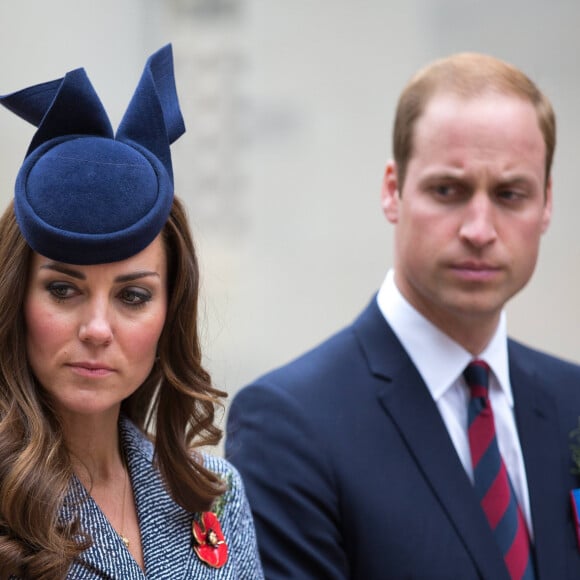 Ils ont par exemple accès à un lieu secret au sein de l'aéroport d'Heathrow
Le prince William et Catherine Kate Middleton, la duchesse de Cambridge lors de la cérémonie de l'ANZAC à Canberra dans le cadre de leur visite officielle en Australie, le 25 avril 2014. Ils ont admiré un mur de coquelicots. 