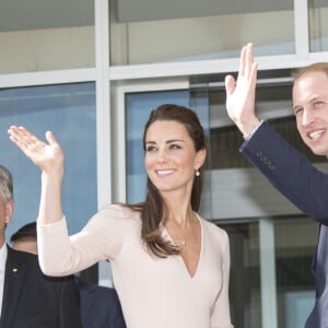 Le prince William, duc de Cambridge, et Kate Catherine Middleton, duchesse de Cambridge, continuent leur voyage officiel en Australie. Pour l'heure, ils sont en visite au "Nothern Sound System", un centre de musique pour les jeunes. Ils ont ainsi pu s'amuser avec des platines, lire des mots sur l'arbre "Mental Health Tree", regarder de jeunes skaters, qui leur ont offert un skateboard pour le prince George, et même tagger sur un mur. Ils sont ensuite allés au Civic Centre. Puis ils ont terminé par une réception organisée par le gouverneur et le premier ministre du sud de l'Australie au Playford Civic Centre. Le 23 avril 2014 