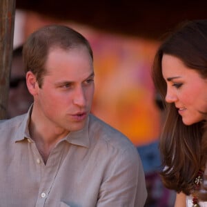 Le prince William, duc de Cambridge, et Kate Catherine Middleton, duchesse de Cambridge, visitent Uluru, à l'occasion de leur voyage officiel en Australie. Le 22 avril 2014. 