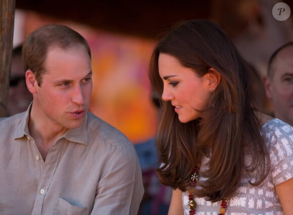 Le prince William, duc de Cambridge, et Kate Catherine Middleton, duchesse de Cambridge, visitent Uluru, à l'occasion de leur voyage officiel en Australie. Le 22 avril 2014. 