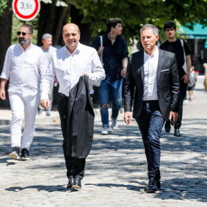 Semi-Exclusif - Hervé Béroud, Marc-Olivier Fogiel - Arrivées aux obsèques du journaliste Frédéric Leclerc-Imhoff au Crematorium au cimetière du Père-Lachaise à Paris. Le 21 juin 2022. © Christophe Clovis / Bestimage  