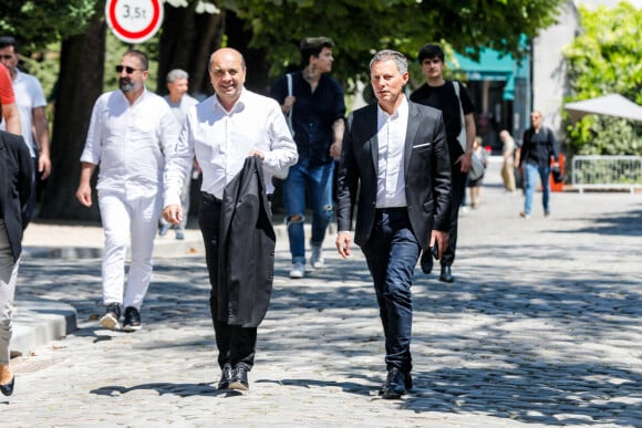 Semi-Exclusif - Hervé Béroud, Marc-Olivier Fogiel - Arrivées aux obsèques du journaliste Frédéric Leclerc-Imhoff au Crematorium au cimetière du Père-Lachaise à Paris. Le 21 juin 2022. © Christophe Clovis / Bestimage  